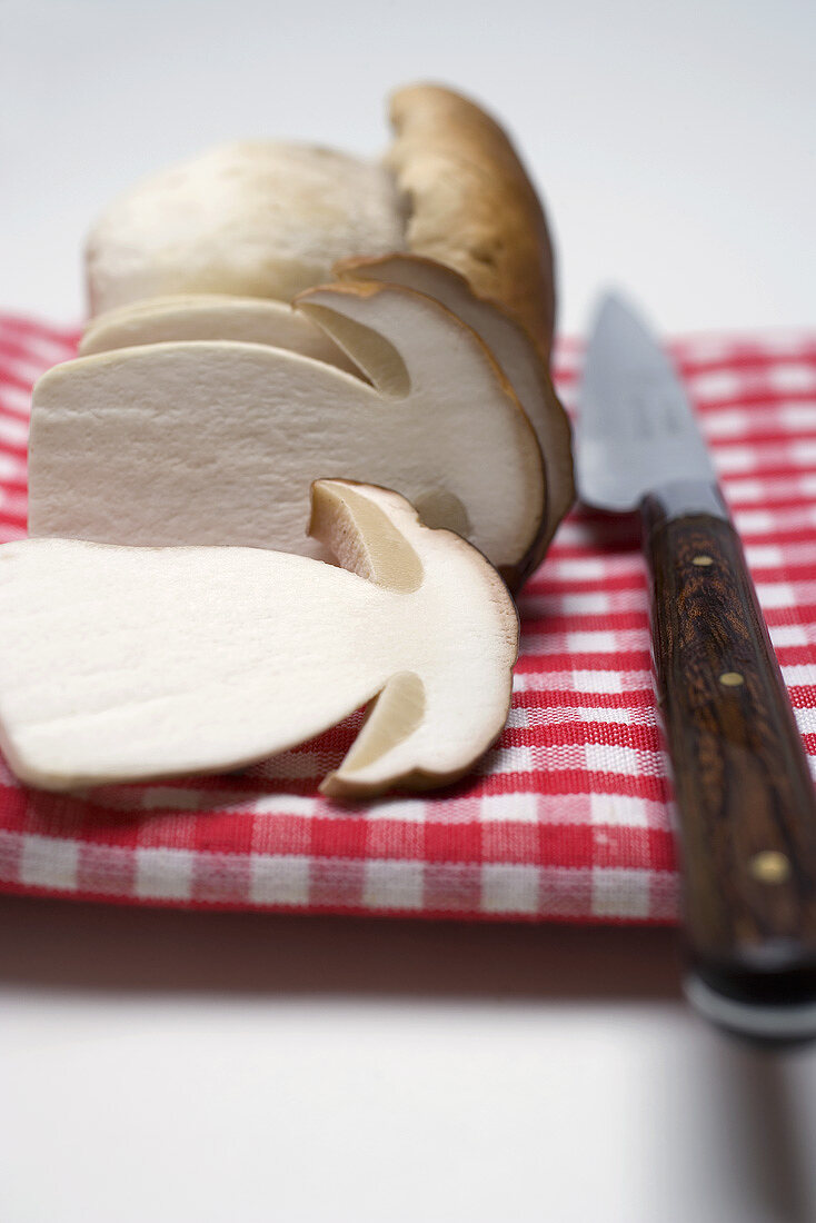 Ganzer Steinpilz, Steinpilzscheiben und Messer