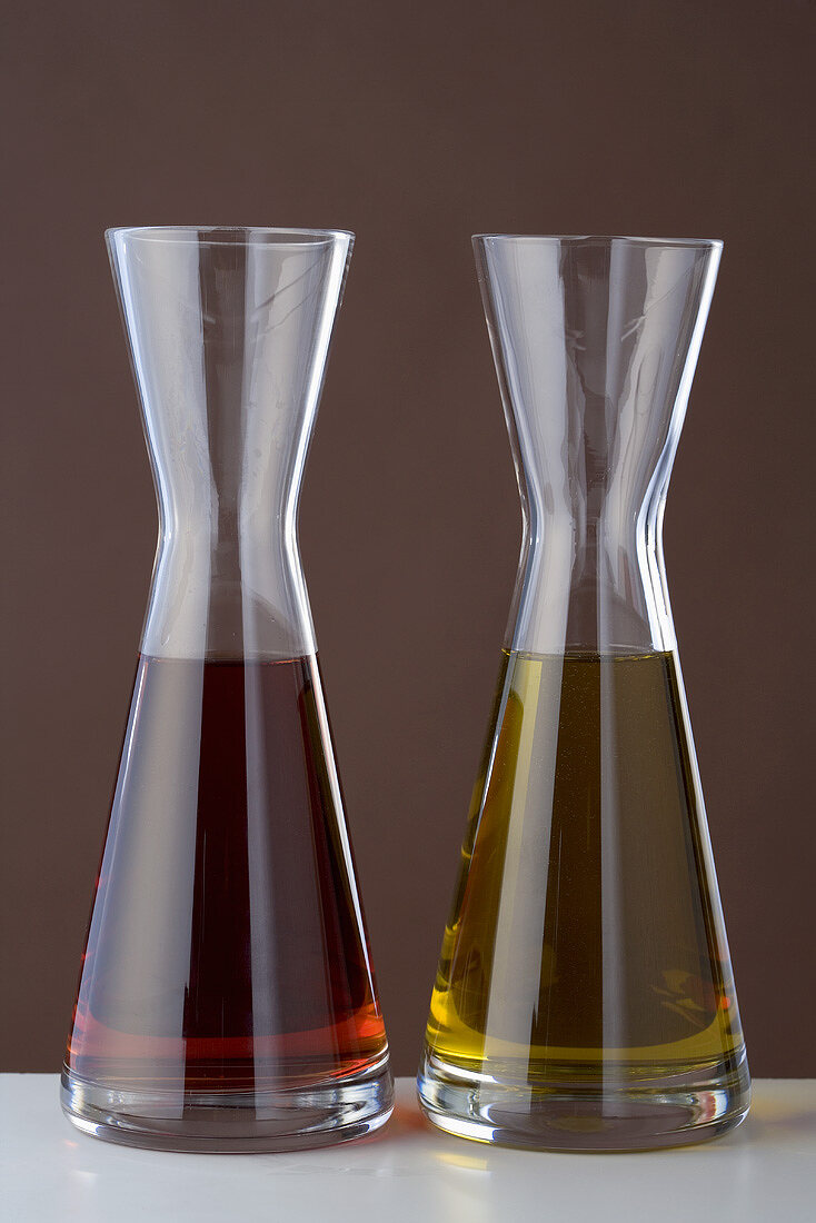 Essig und Olivenöl in Karaffen