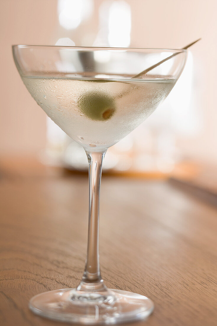 Martini mit Olive auf Zahnstocher