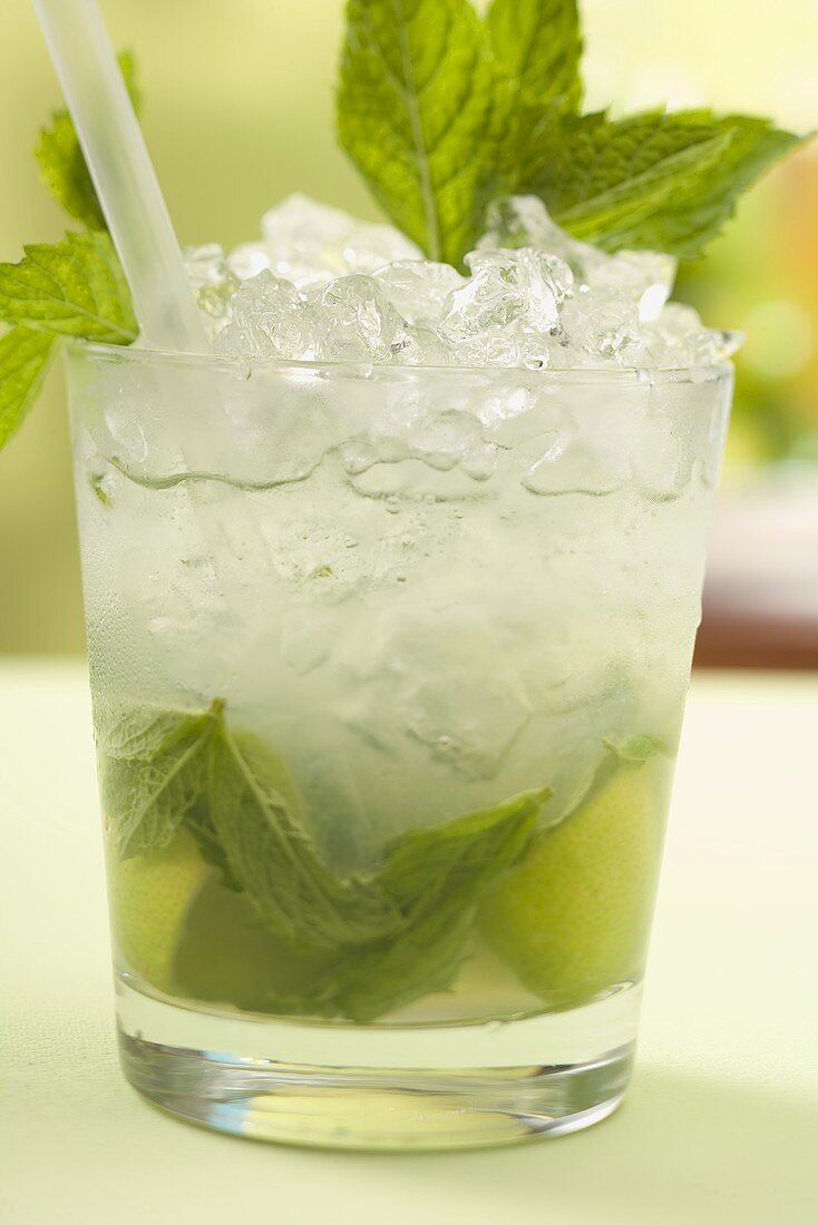 Mojito mit Limetten und Minze