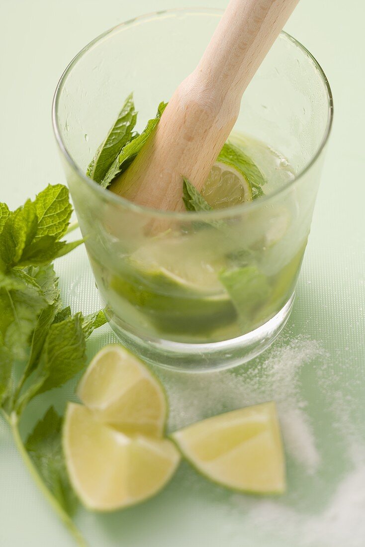 Mojito mit Limetten und Minze zubereiten