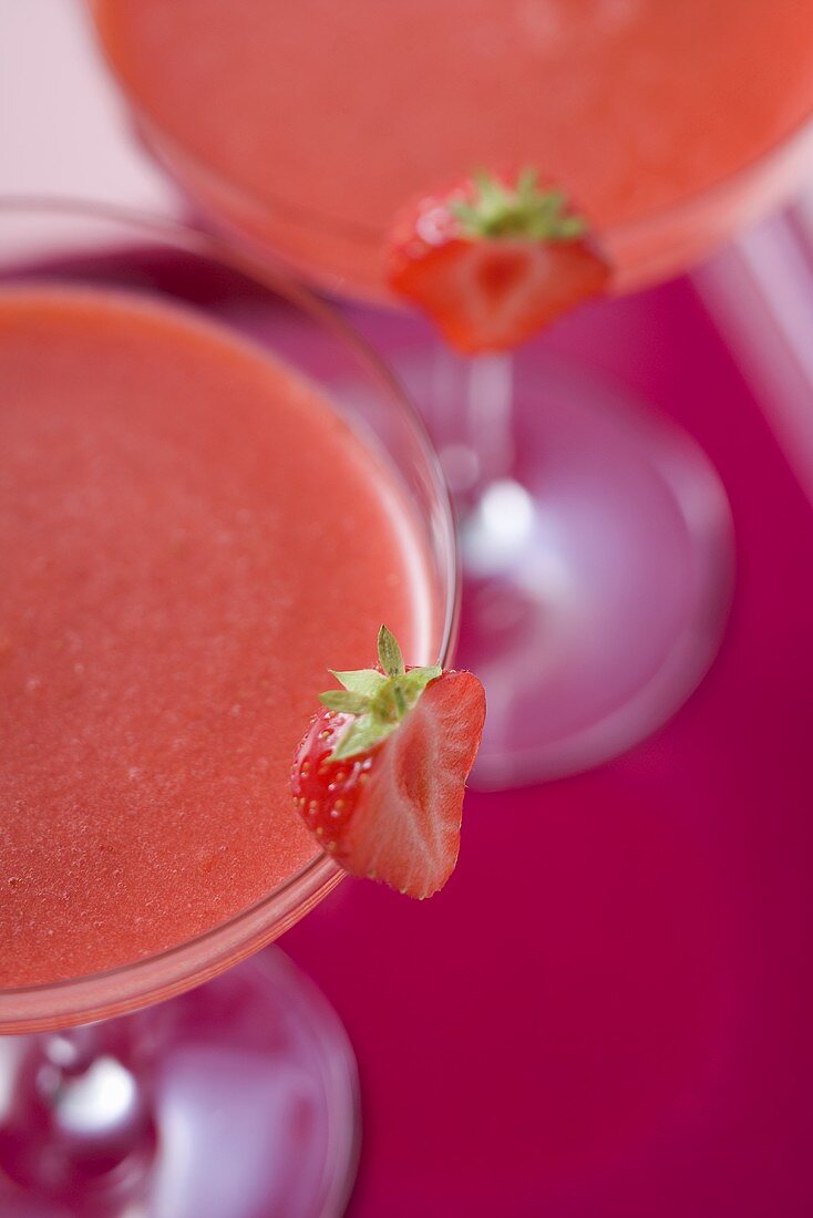 Zwei Gläser Strawberry Daiquiri auf Tablett (Ausschnitt)