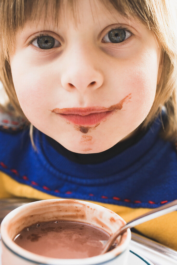 Kind mit von Kakao bekleckertem Mund