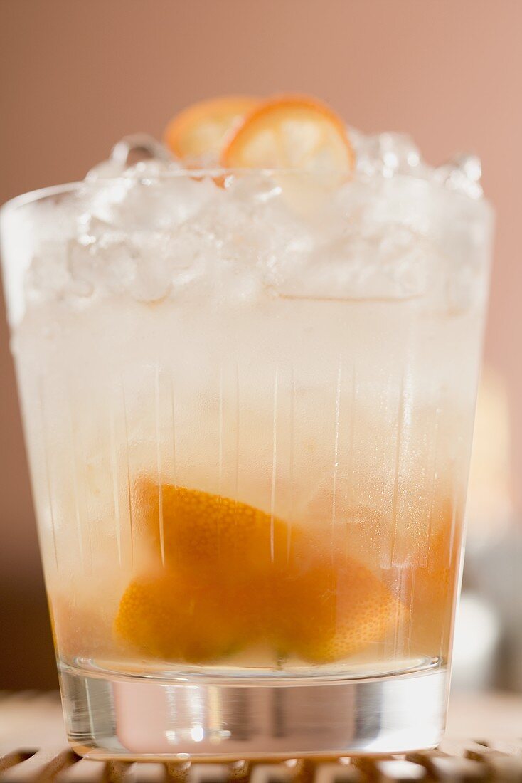 Cocktail mit Kumquats und Eiswürfeln