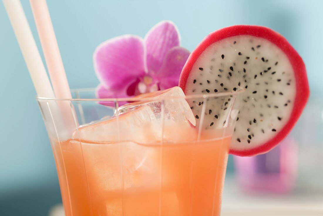 Fruchtiger Cocktail mit Eiswürfeln (Ausschnitt)