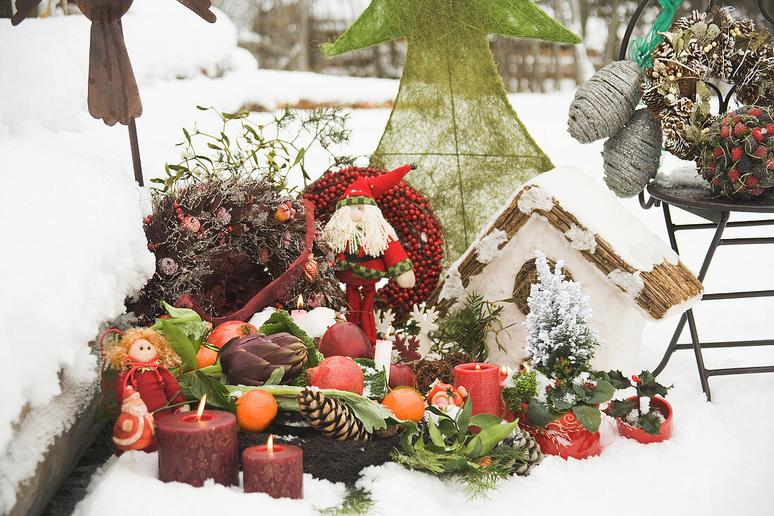 Weihnachtsdeko im verschneiten Garten