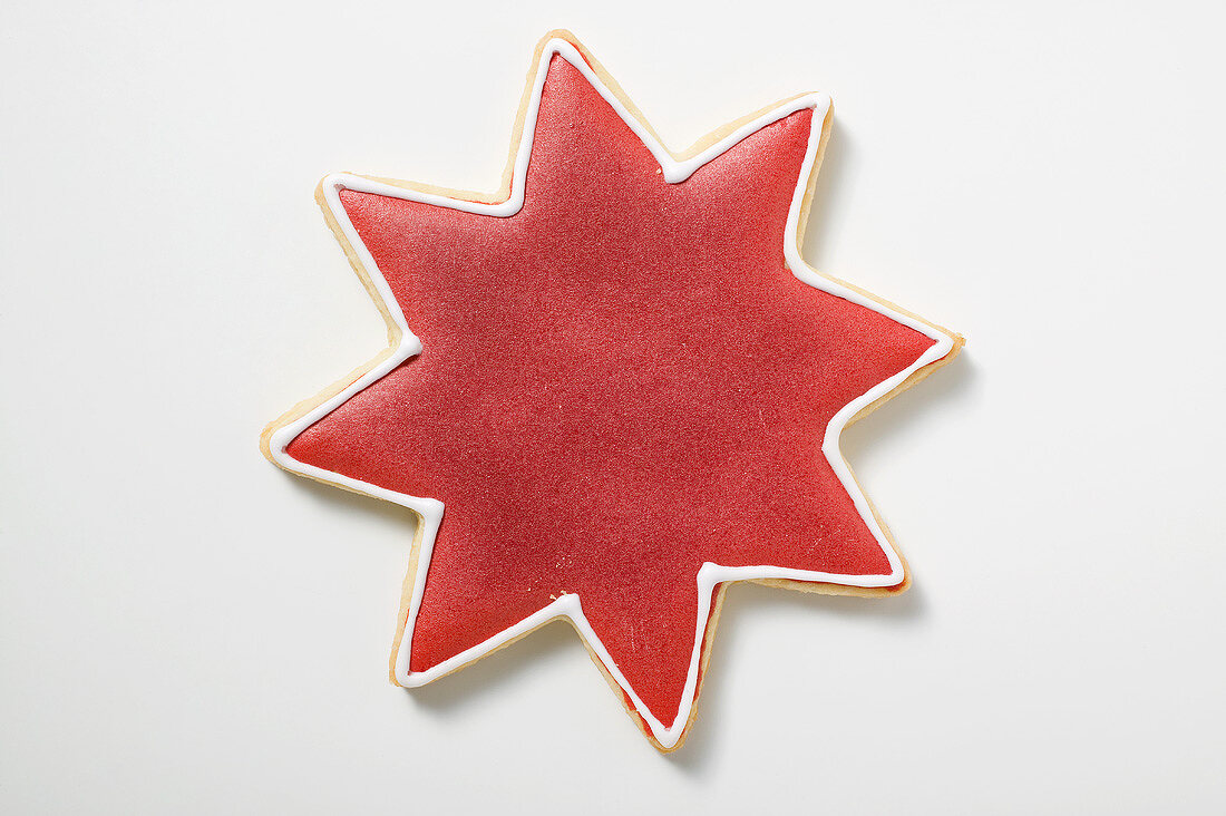 Ein Sternplätzchen mit roter Glasur