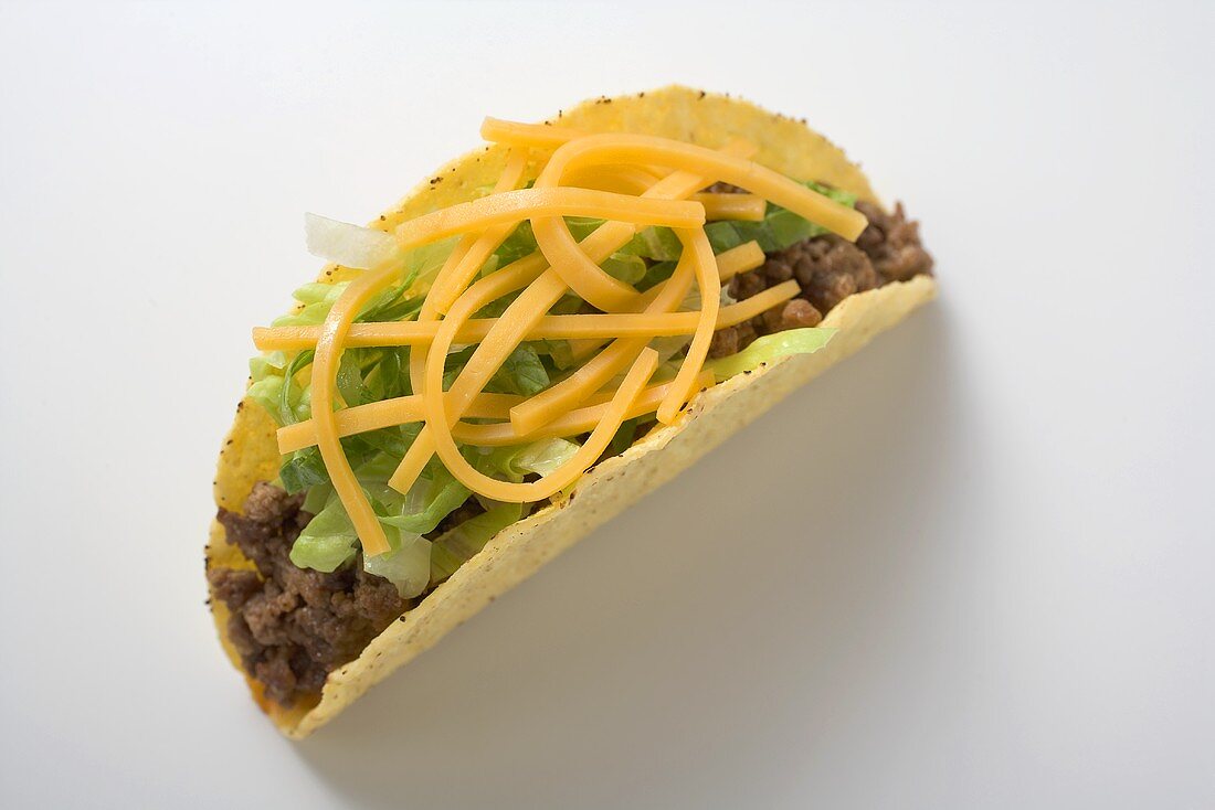 Taco mit Hackfleisch, Blattsalat und Käse (Draufsicht)