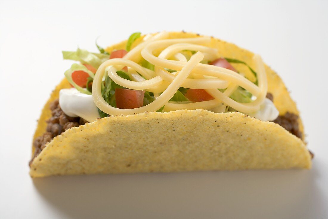 Taco mit Hackfleisch, Blattsalat, Käse und saurer Sahne