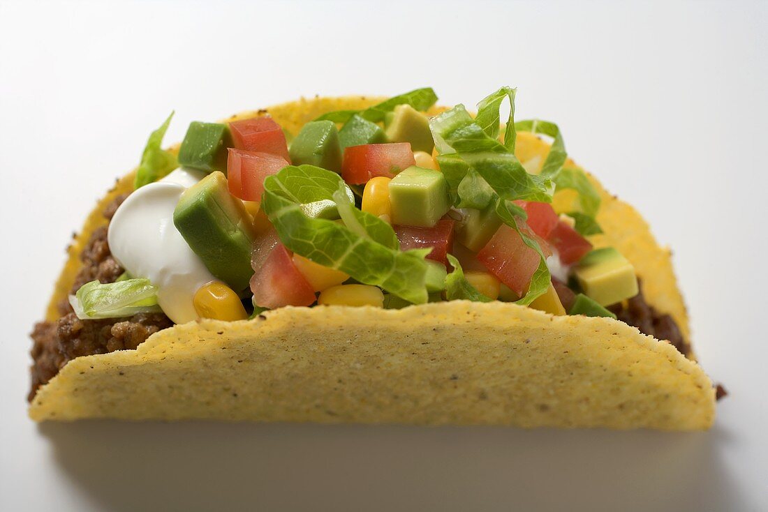 Taco with mince, vegetables and sour cream