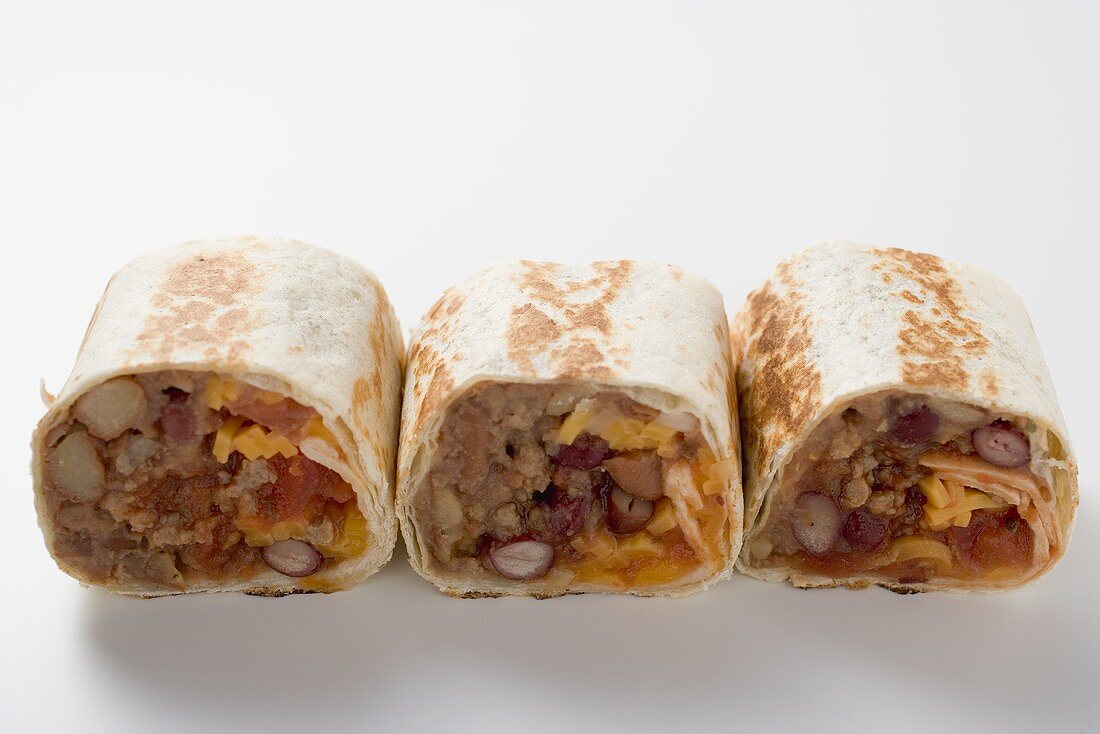 Drei Wraps mit Hackfleisch, Bohnen und Käse