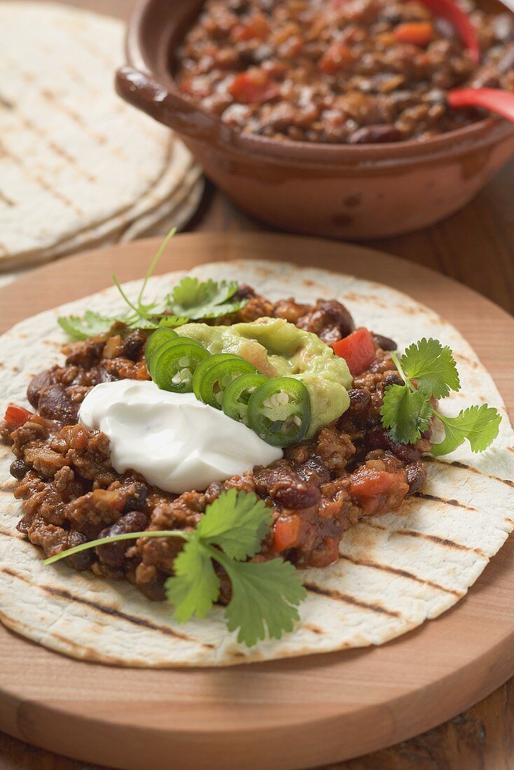 Hackfleisch-Bohnen-Füllung mit saurer Sahne auf Tortilla