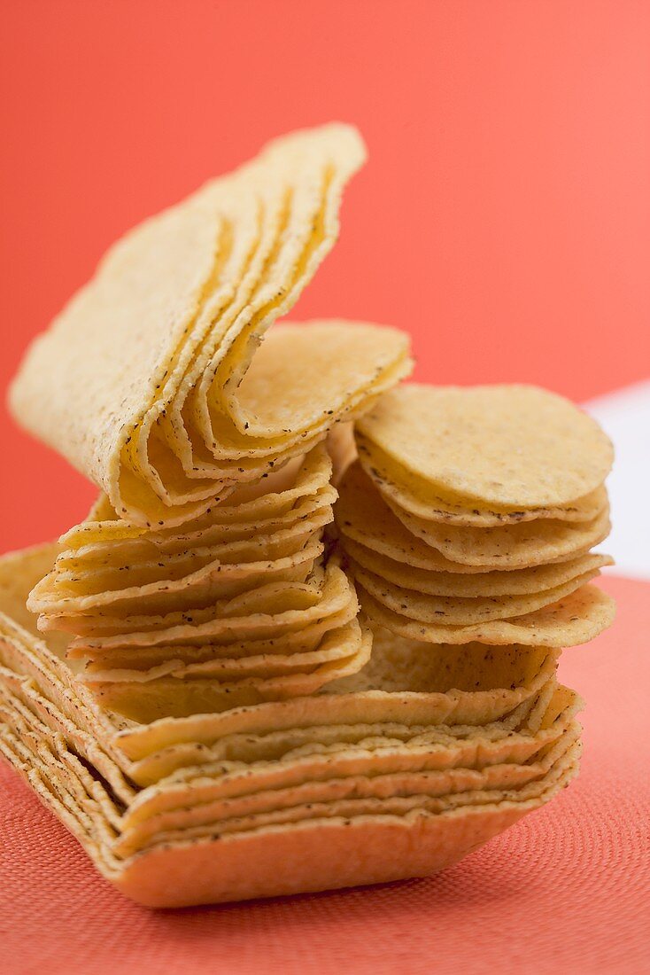 Verschiedene Tortillachips und Tacos