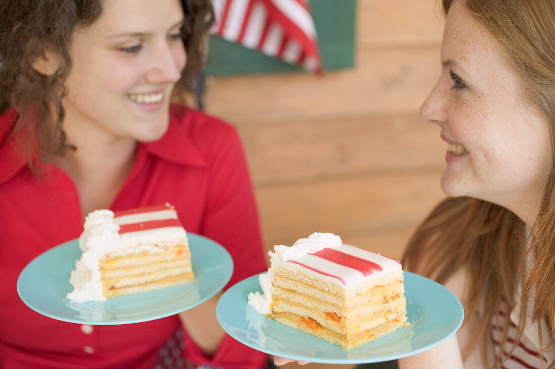 Frauen halten Teller mit Tortenstücken (4th of July, USA)