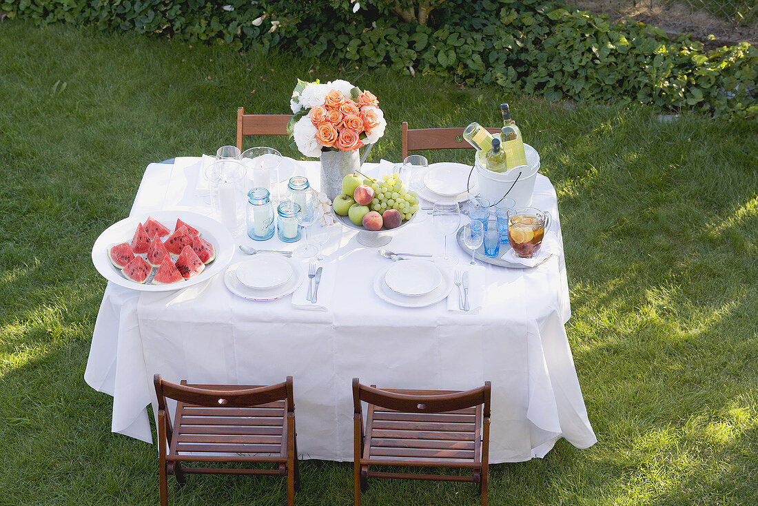 Gedeckter Tisch im Garten für ein Sommerfest