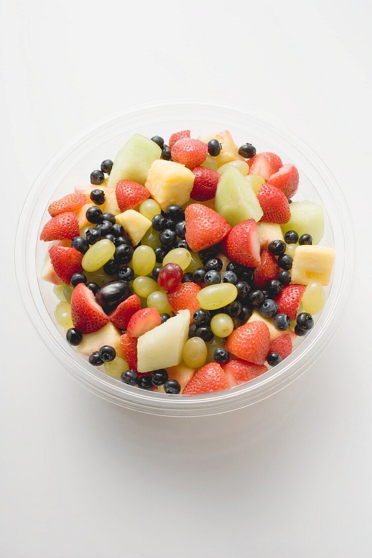 Fruchtsalat in Plastikschale zum Mitnehmen