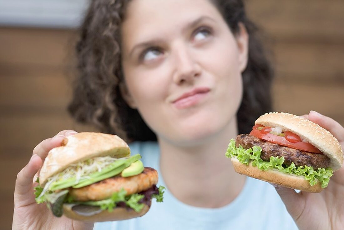 Frau mit zwei verschiedenen Burgern