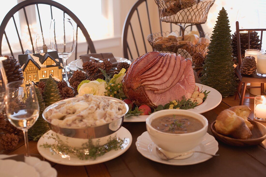 Gedeckter Tisch zu Weihnachten mit Schinkenbraten (USA)