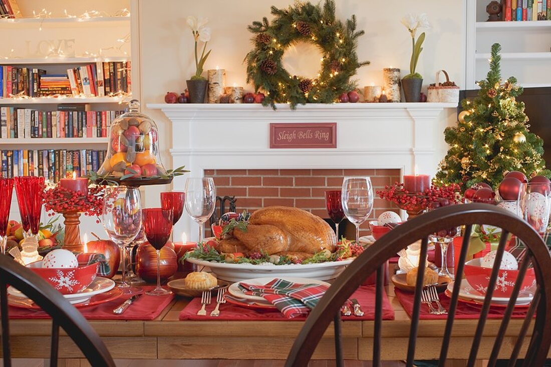 Weihnachtlich gedeckter Tisch mit Turkey vor Kamin (USA)