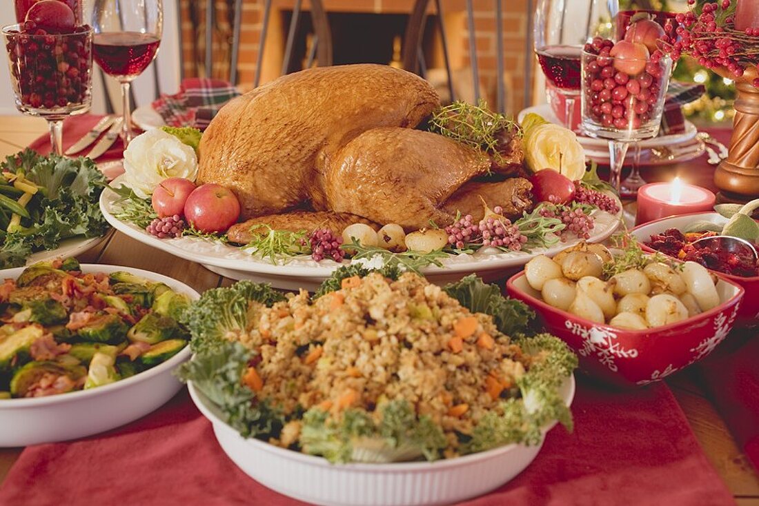 Turkey mit Beilagen auf weihnachtlichem Tisch (USA)