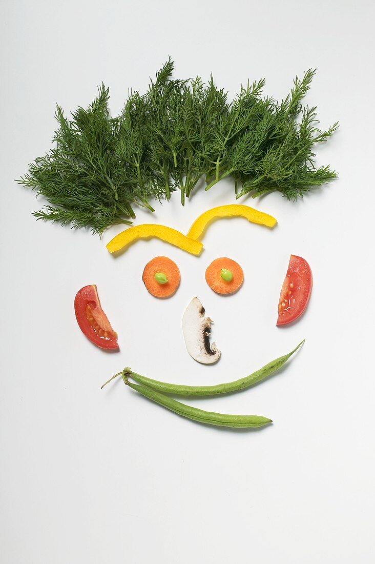 Lustiges Gesicht aus Gemüse, Rosmarin und Champignon