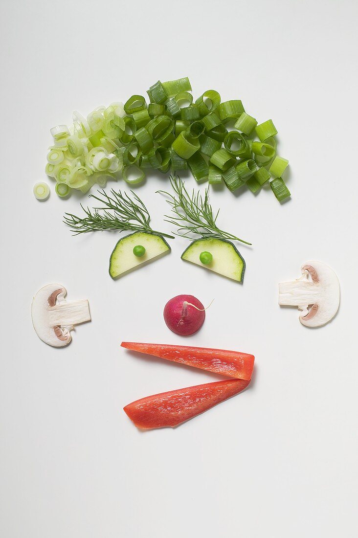 Lustiges Gesicht aus Gemüse, Dill und Champignons