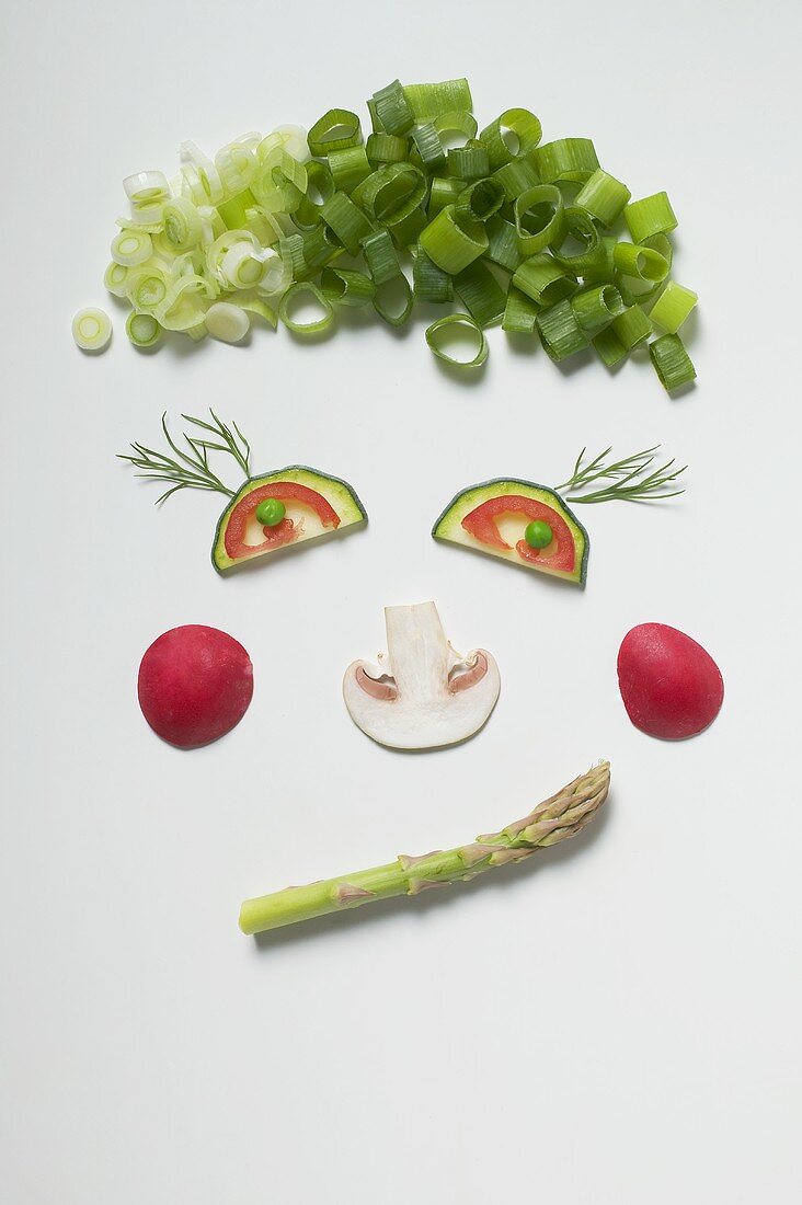 Lustiges Gesicht aus Gemüse, Dill und Champignon