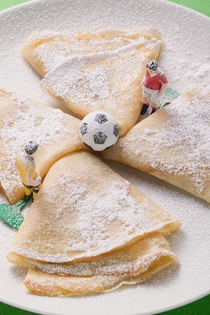 Crepes mit Puderzucker und Fussballdeko