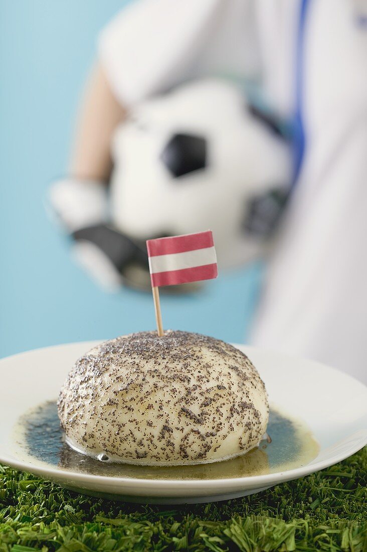 Germknödel mit Flagge, Fussballspieler im Hintergrund