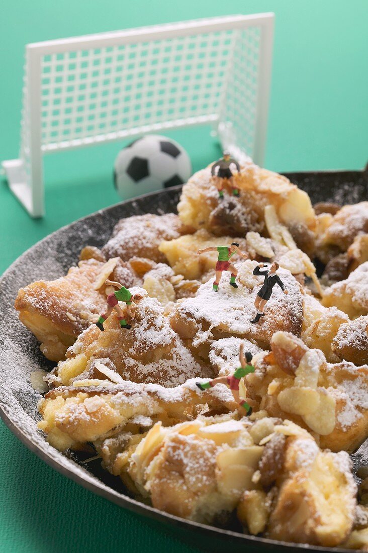 Kaiserschmarren in Pfanne mit Fussballdeko