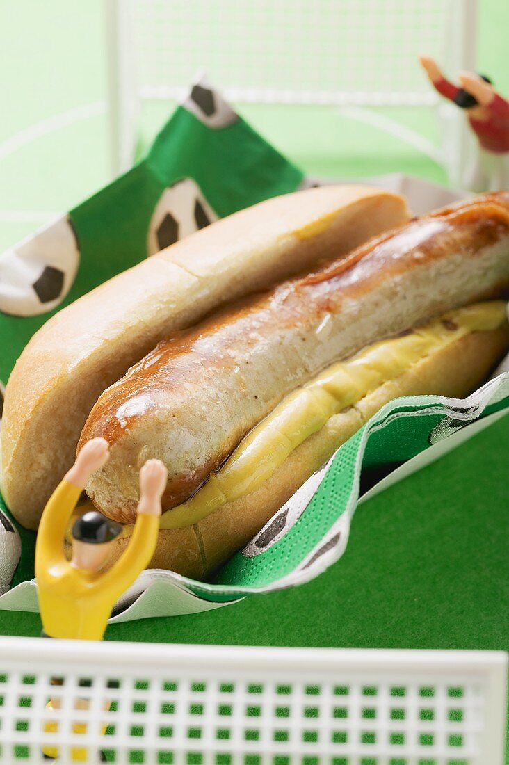 Hot Dog mit Senf und Fussballdeko
