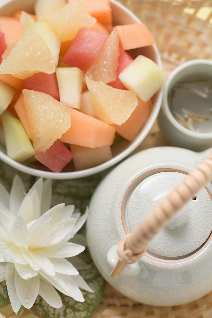 Fruchtsalat und Tee im Korb (Draufsicht)