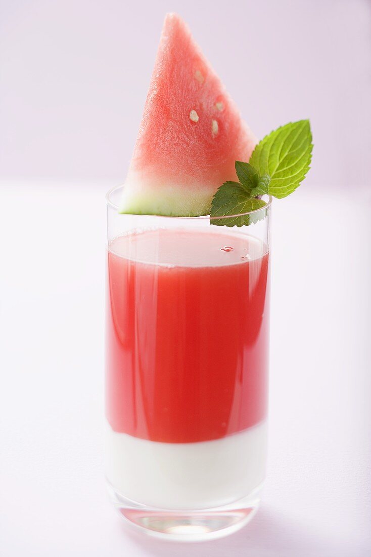 Wassermelonendrink mit Wassermelonenschnitz und Minzeblatt
