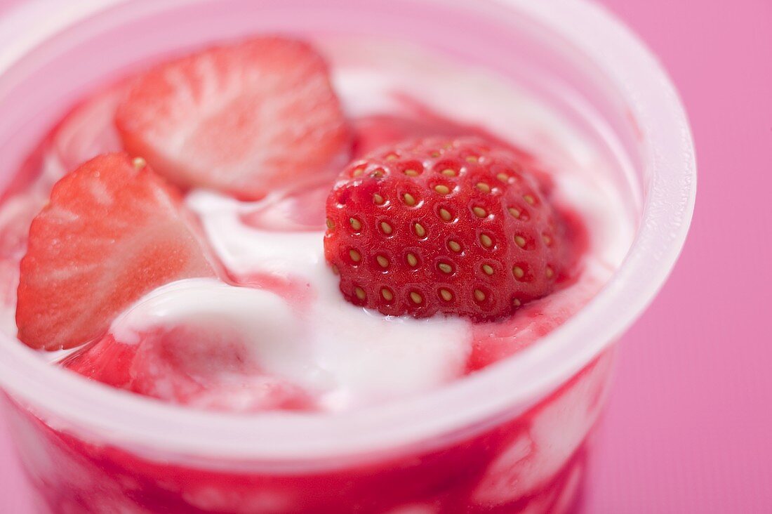Erdbeerjoghurt im Plastikbecher