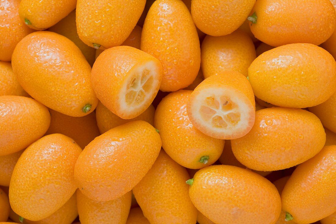 Viele Kumquats, eine davon halbiert