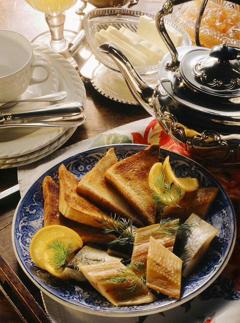 Forellenfilet; Toast; Butter & Marmelade
