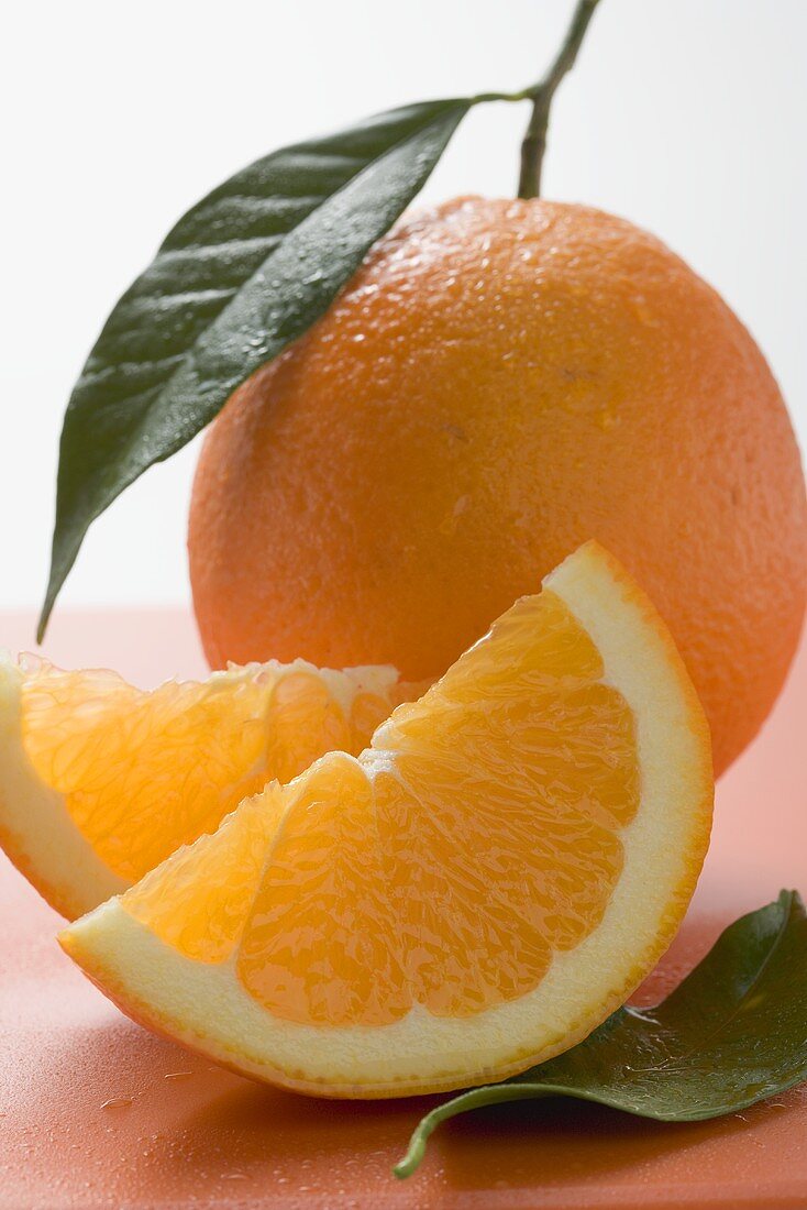 Orangenschnitze vor ganzer Orange
