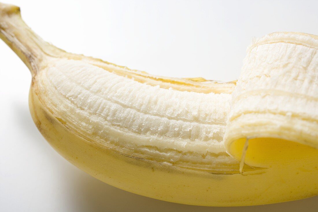 Banane, halb geschält (Close Up)