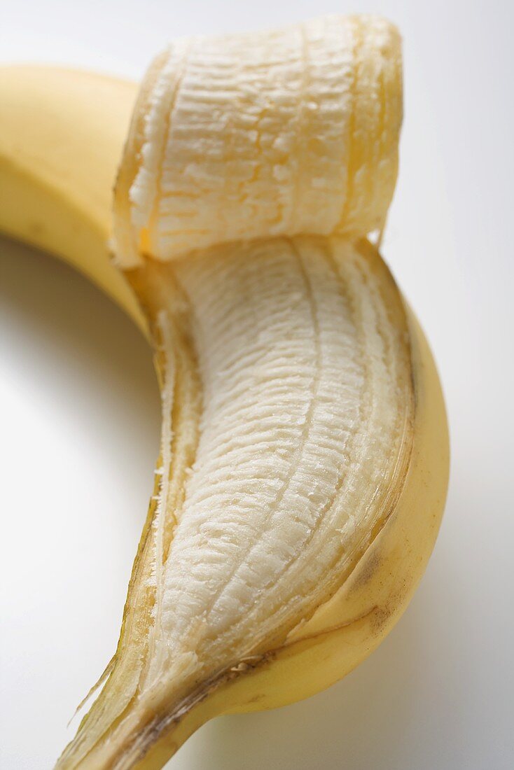 Banane, halb geschält (Close Up)