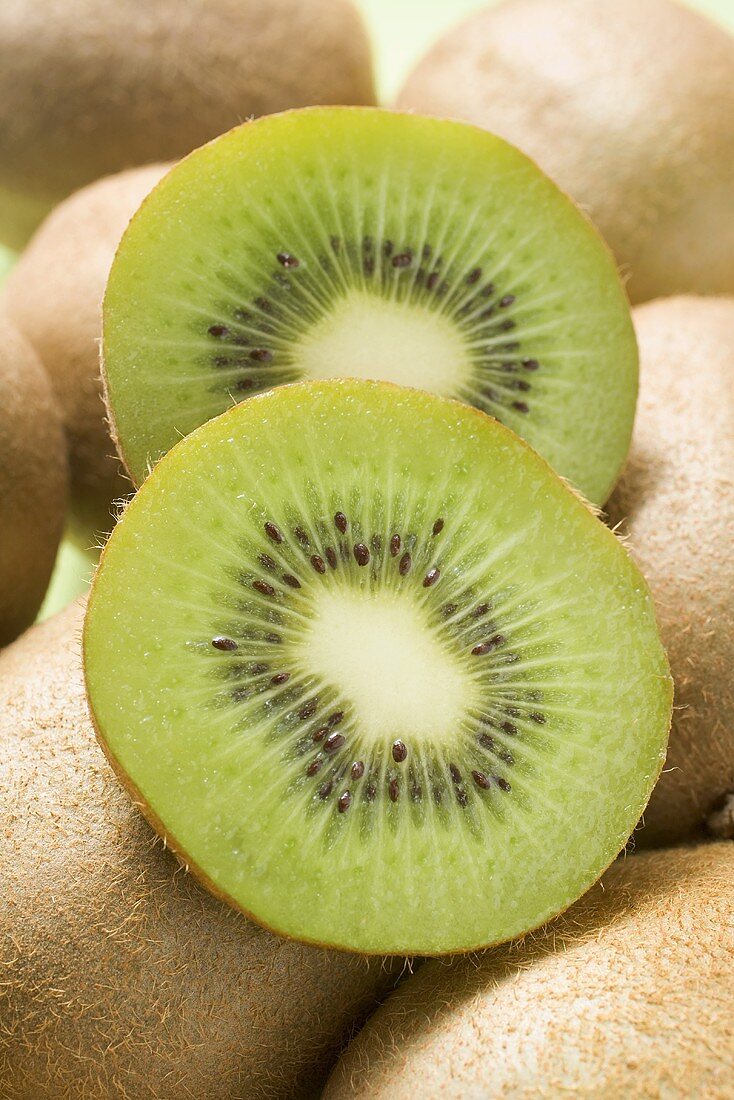 Zwei Kiwischeiben auf ganzen Kiwis