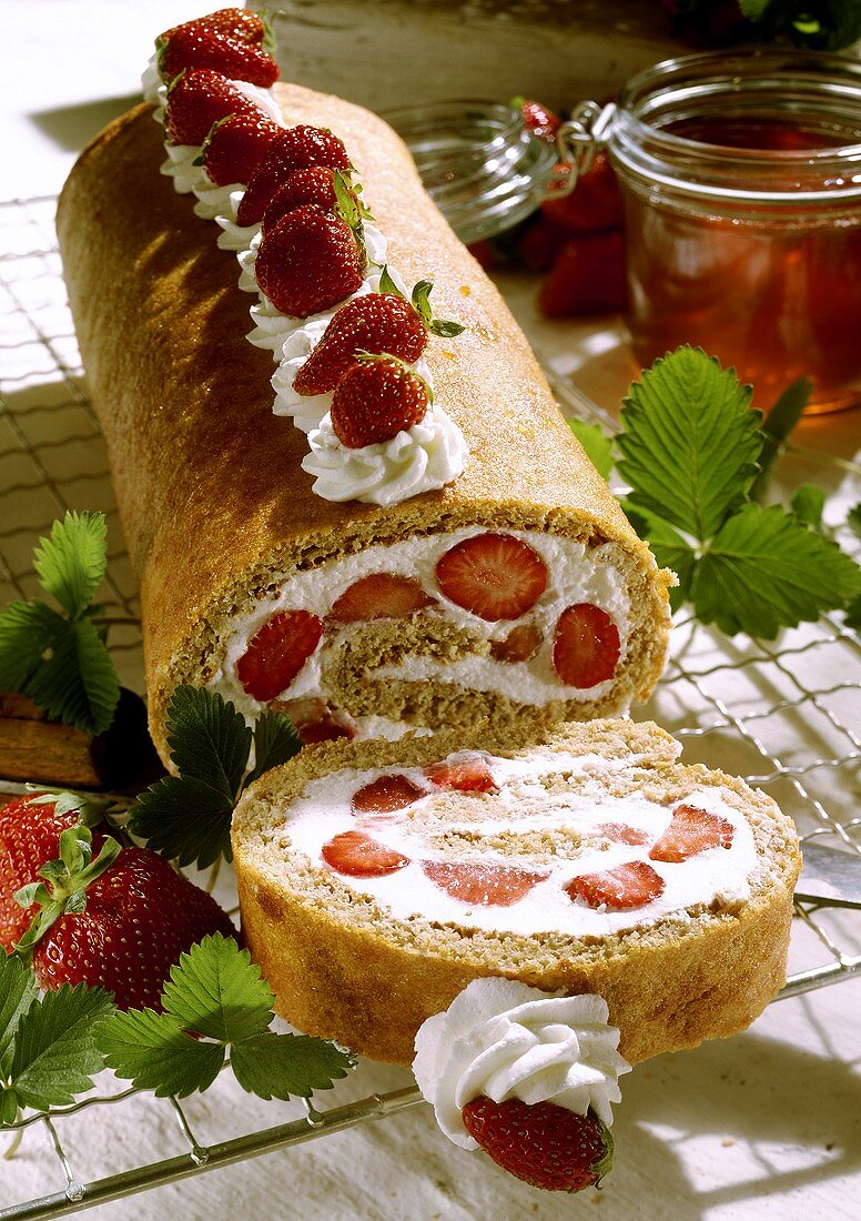 Sponge roll with strawberries & cream