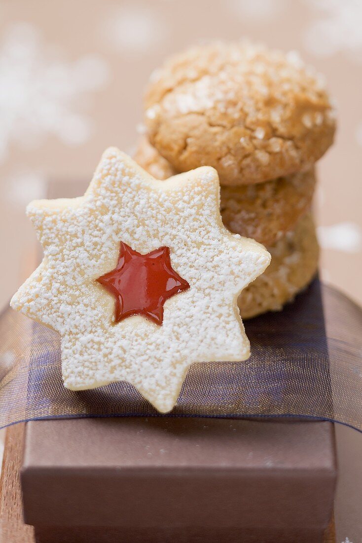 Jam-filled star biscuit and amaretti (Christmas)