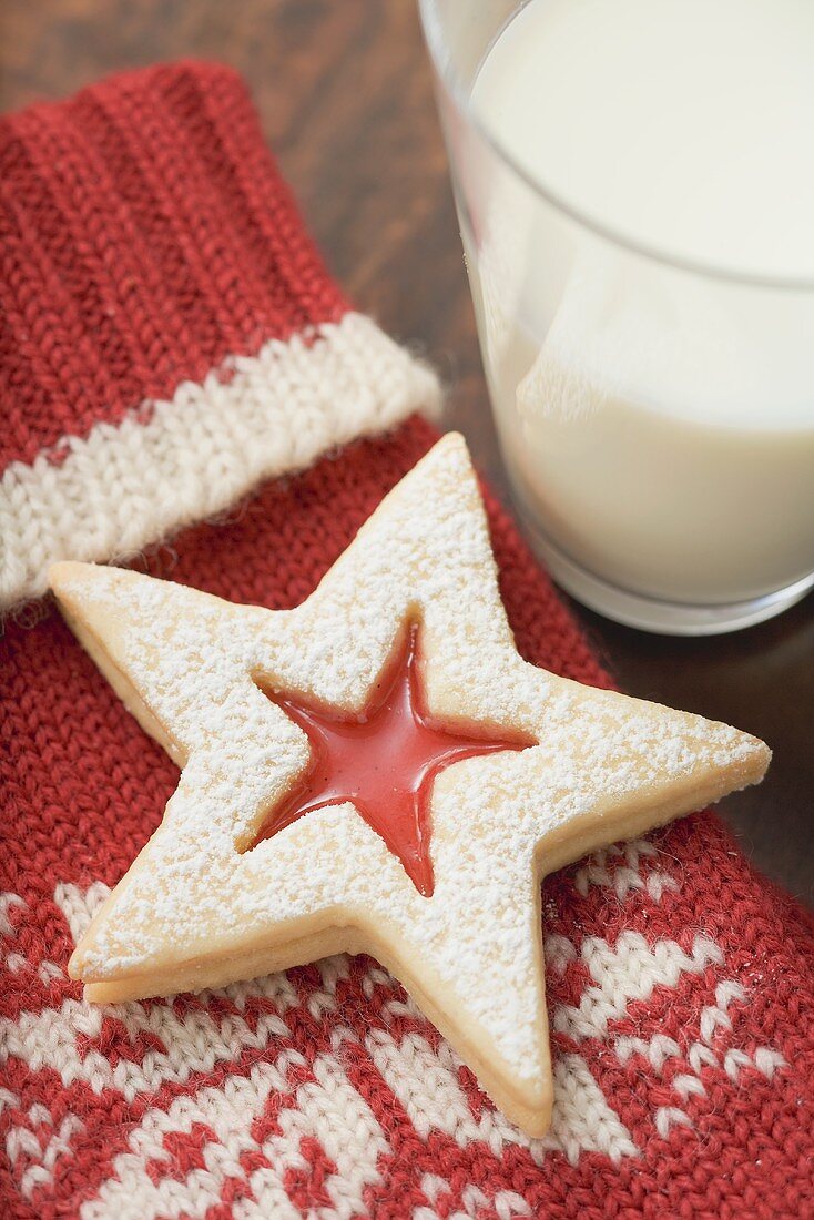 Marmeladenstern auf Wollhandschuh, Glas Milch (weihnachtlich)