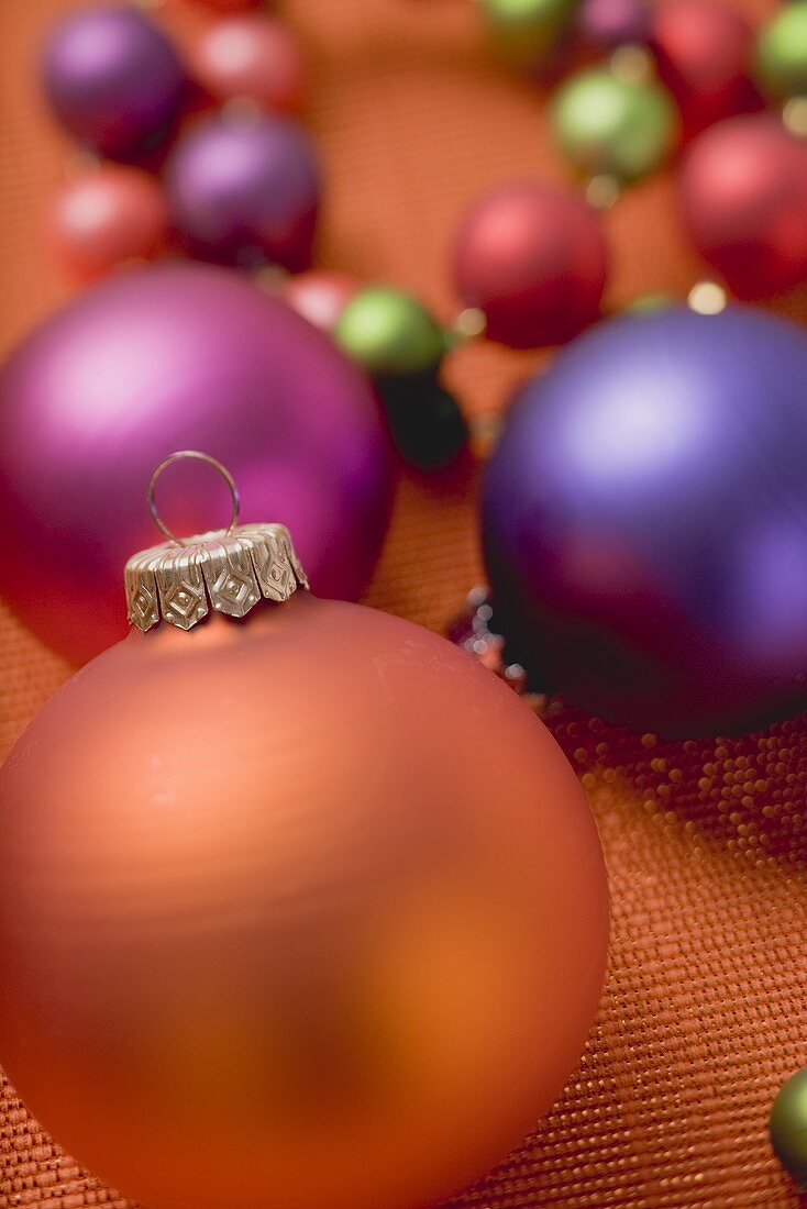 Bunte Christbaumkugeln in verschiedenen Grössen