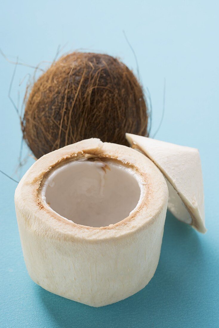 Kokosnuss, ganz und Fruchtfleisch