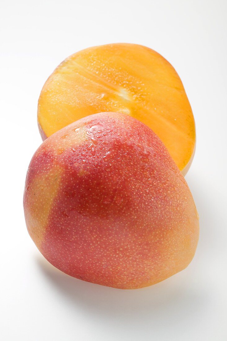 Mango, halbiert, mit Wassertropfen