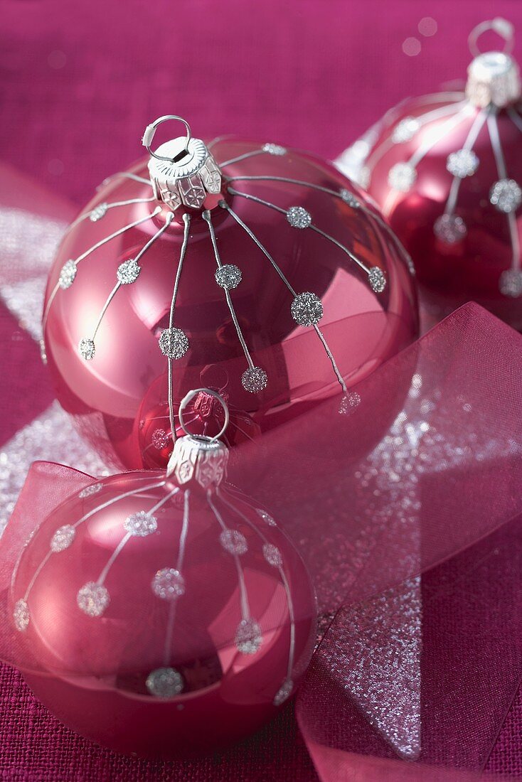 Pinkfarbene Christbaumkugeln