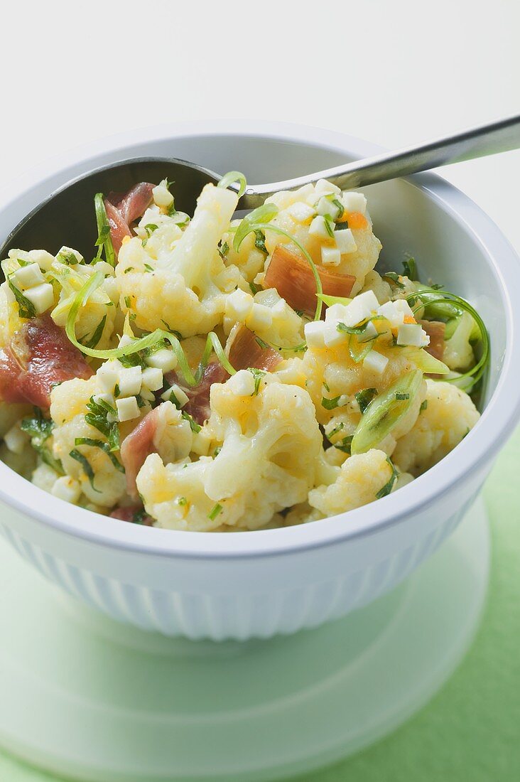 Blumenkohl mit Speck und Ei in Schüssel