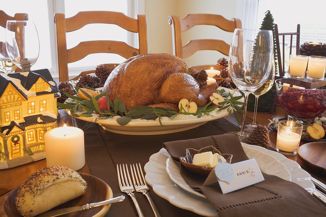 Gebratener Turkey am weihnachtlich gedeckten Tisch (USA)