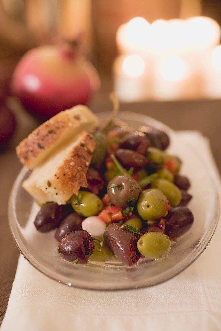 Marinierte Oliven mit Weißbrot (weihnachtlich)